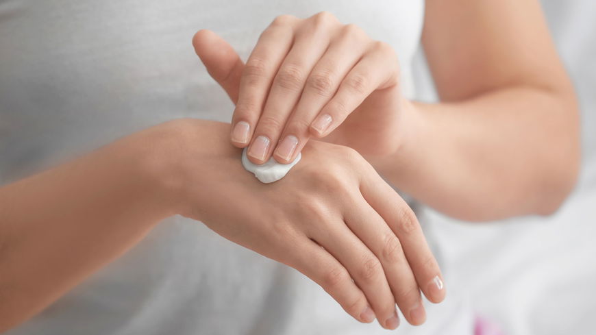 Diese günstige Handmaske zaubert Frauen ab 50 geschmeidige, junge Hände