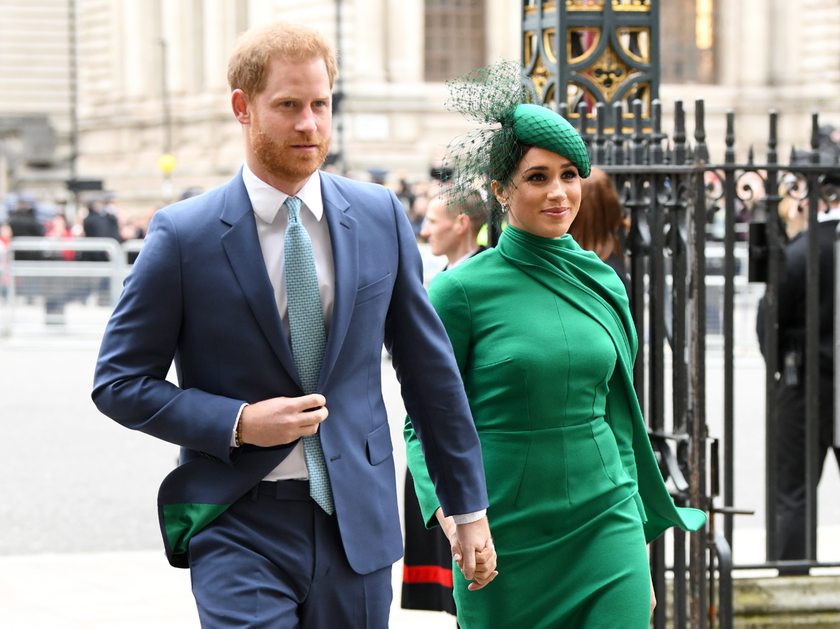 Bei ihrem letzten Auftritt als Royal entschied sich Meghan Markle für ein knallgrünes Designer-Kleid von Emilia Wickstead. Wollte sie damit vielleicht ein Statement setzen – immerhin steht die Farbe bekanntlich für Hoffnung. Abgerundet wurde ihr Look übrigens wieder einmal mit Pumps ihres Lieblingsschuh-Labels Aquazzura.