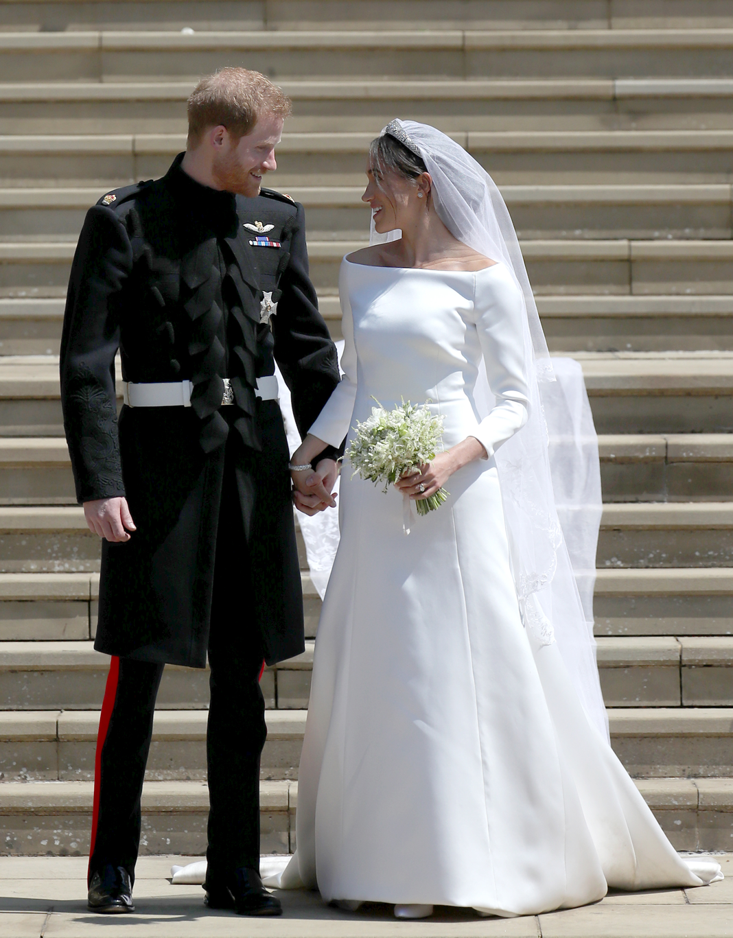 An der Hochzeit waren die Augen von Millionen von Zuschauern und Zuschauerinnen nicht nur auf das Paar gerichtet, sondern natürlich auch auf Meghans Brautkleid. Immerhin würde es in die royale Geschichte eingehen – und das zurecht! Meghan Markle entschied sich für eine schlichte und zeitlose Haute-Couture-Robe von Givenchy. Der leichte Ausschnitt legte dabei nicht mehr als ihre Schlüsselbeine frei. Mit diesem Auftritt bewies die Herzogin, dass sie ihrem minimalistischen Stil auch bei einem spektakulären Event wie diesem treu bleiben kann.