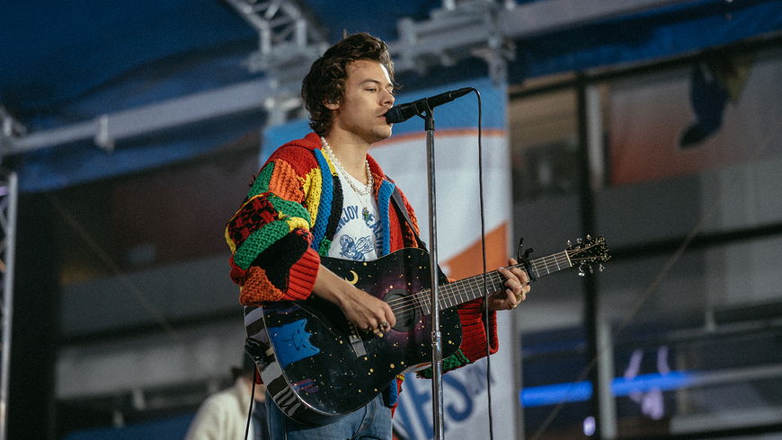 Harry Styles: Seinen knallbunten Cardigan wollen jetzt alle häkeln