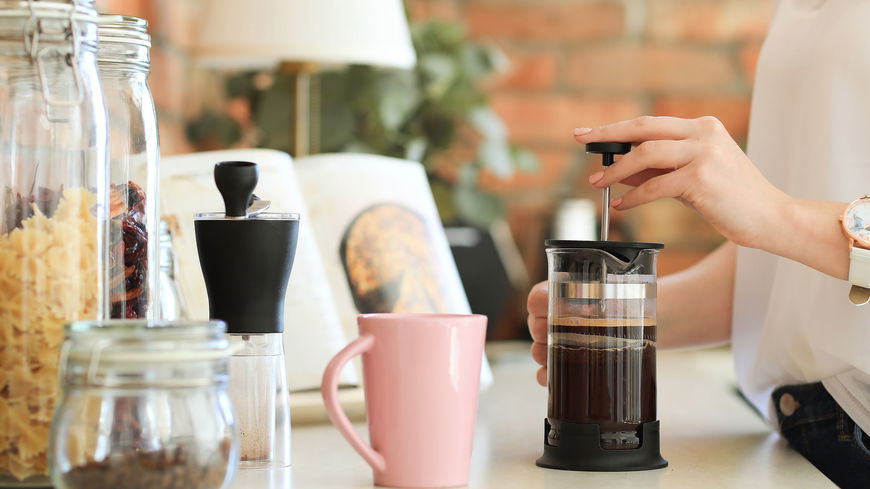 Trinkst du Kaffee mit dieser Zutat, purzeln die Pfunde im Nu