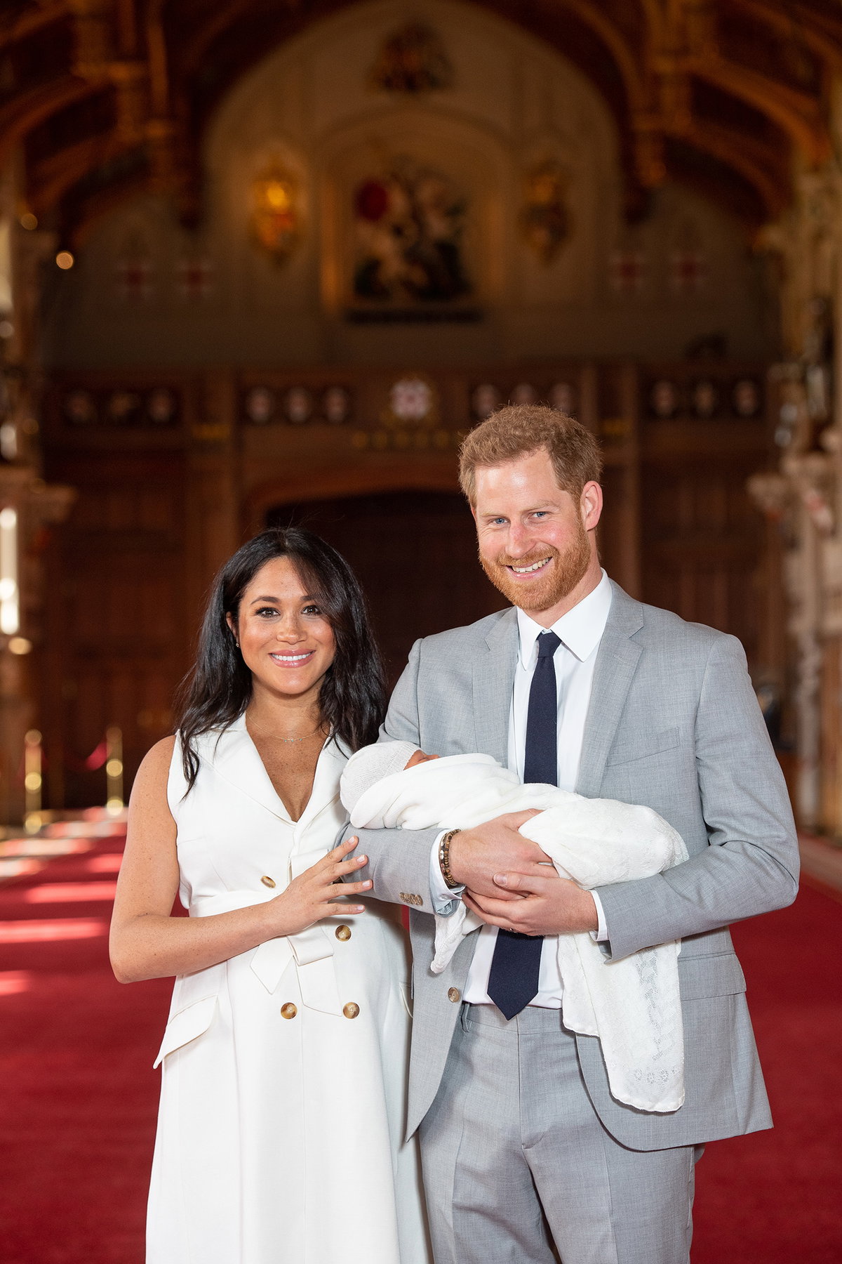 Zu Präsentation ihres frischgeborenen Sohns Archie Harrison Mountbatten-Windsor entschied sich Meghan allerdings wieder für einen klassischen Look. Im cremefarbenen Kleid im Trench-Coat Stil und nudefarbenen Heels schaute sie strahlend in die Kamera. Übrigens tanzte das Paar auch bei diesem Anlass wieder aus der Reihe. Anders als Kate und Diana präsentieren Herzogin Meghan und Prinz Harry ihren Sohn nicht auf den Stufen des Krankenhauses, sondern in der St. George Hall auf Schloss Windsor.