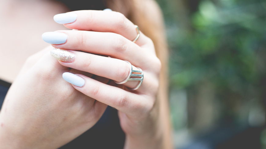 Frauen: Diese ekligen Dinge passieren bei unechten Nägeln 