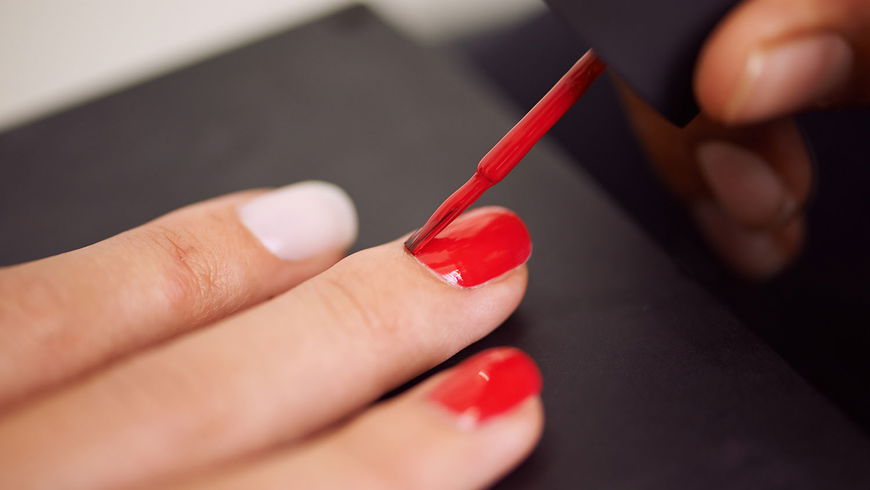 Diese Nagellackfarbe lässt deine Hände sofort jünger aussehen