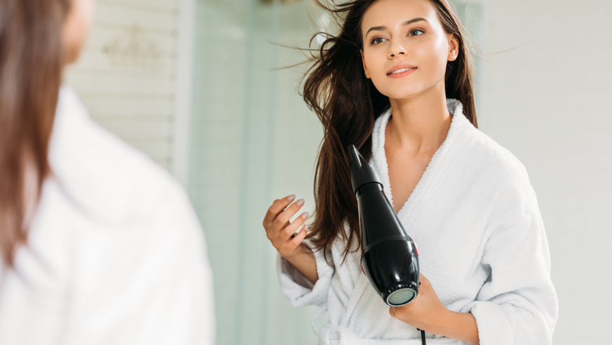 So oft solltest du deine Haare föhnen – laut Friseur