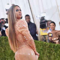 Frisuren-Trends 2022: Beyoncé trägt jetzt den stylischen Blunt Bob mit Pony