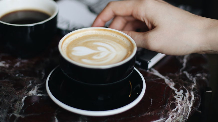 Französinnen: So trinken Frauen aus Frankreich ihren Kaffee, um abzunehmen