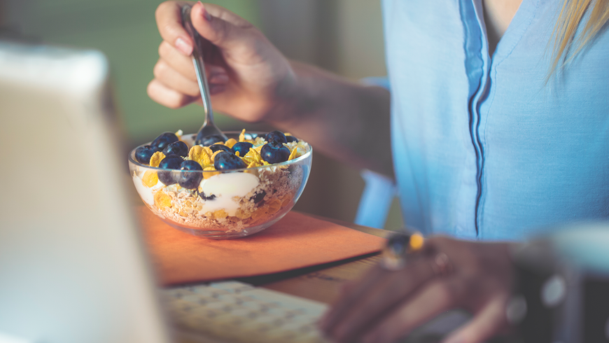 Abnehmen bei der Arbeit: Mit diesen 7 Tipps gelingt es – trotz Zeitmangel