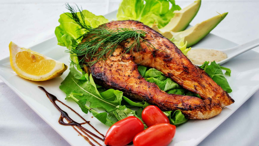 Wechseljahre: Für einen flachen Bauch essen Frauen in der Menopause am Abend proteinreich