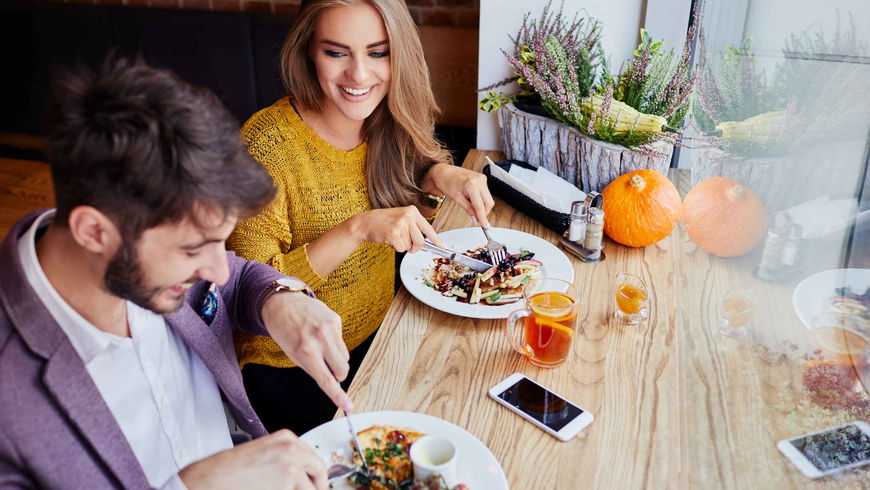 Dating: Wenn er das beim ersten Treffen macht, steht er auf euch