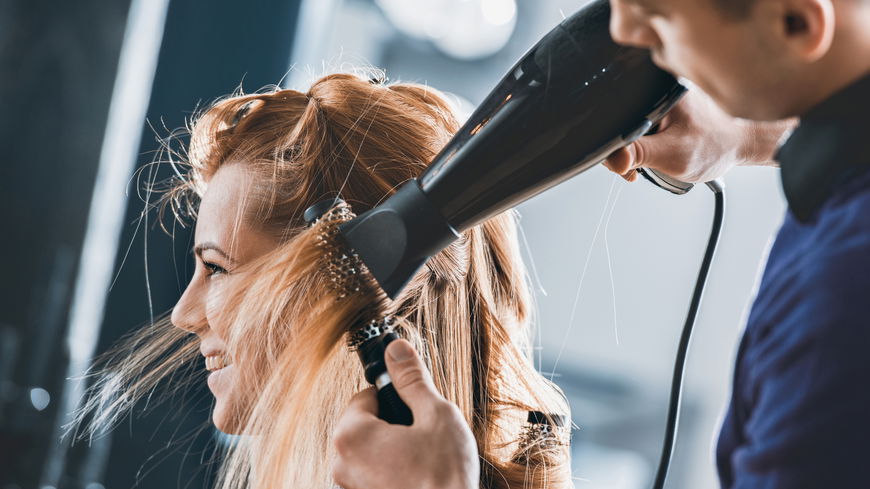 Haartrockner: DIESEN Föhn benutzen die Hairstylisten der Stars – und es gibt ihn bei Amazon!