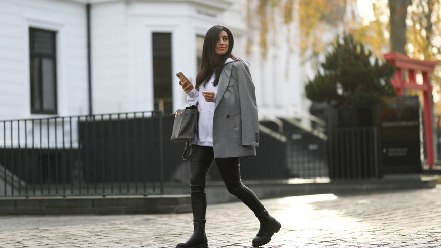 Outfit 2022: 3 Möglichkeiten, die Trend-Lederleggings zu kombinieren