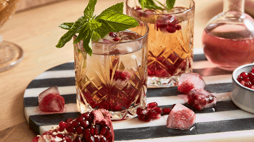 Abnehmen: Mit diesem erfrischenden Granatapfel-Minzwasser purzeln die Pfunde im Nu