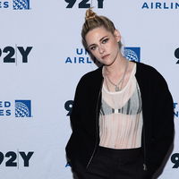 Mode-Outfits 2022: Kristen Stewart zeigt, wie cool sich ein BH stylen lässt