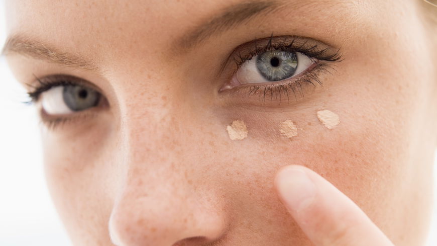 Make-Up: Diese Concealer-Fehler betonen eure Augenringe