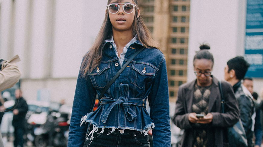 Jeansjacken mit Bindegürtel: Diese Modelle liegen im Frühjahr 2021 im Trend