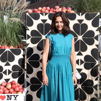 Mode-Trends 2022: Katie Holmes trägt das perfekte Kleid für den Frühling