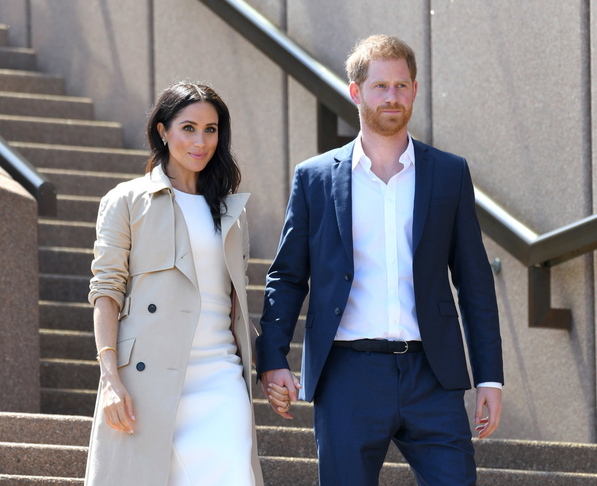 Dass Meghan Markle in zeitlose Pieces investiert, ist längst kein Geheimnis. Zu ihren Favoriten zählt ganz klar der klassische Trenchcoat, der jeden ihrer Looks gekonnt abrundet und nicht unerwähnt bleiben darf.