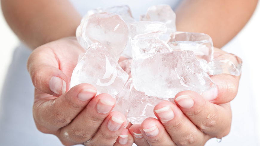Beauty-Cubes: So helfen Eiswürfel gegen Pickel, Augenringe und Co.