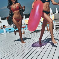 Bademode: Mit diesen Bikinis schummelst du deine Brüste größer