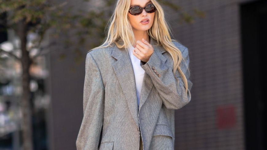 Schuh-Trends 2022: So stylt Model Elsa Hosk angesagte Mini Uggs