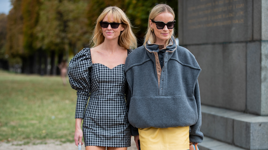 Schlanke Taille: Das Gingham-Karomuster schummelt eine schmale Körpermitte