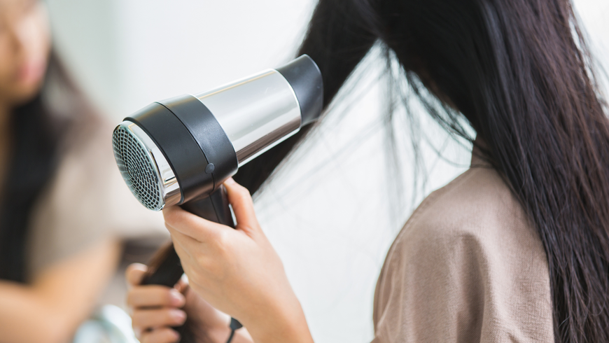 Laut Friseur: Wenn sich Frauen mittleren Alters die Haare glatt föhnen wirken sie älter