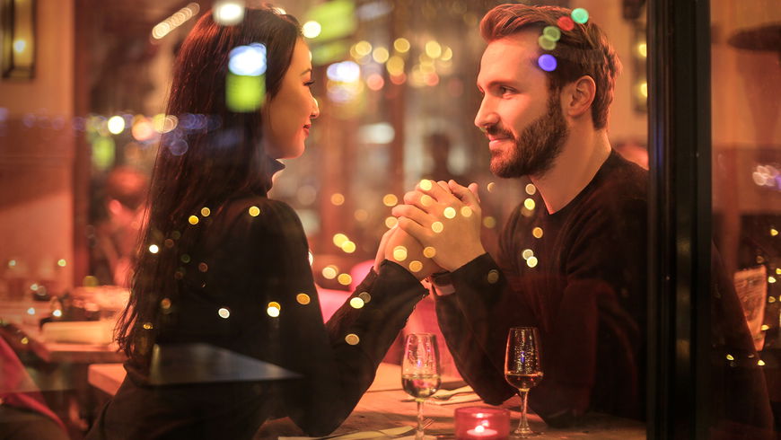 Dating: An diesen Anzeichen erkennst du, dass er Interesse hat – laut Studie