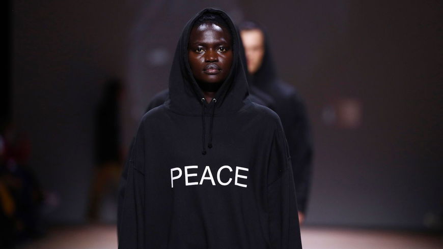 Ukraine-Krieg: Modedesigner Kilian Kerner spendet Gewinn von PEACE-Hoodies