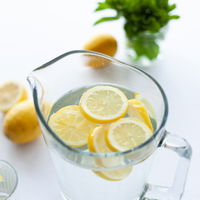 7 Tage Zitronenwasser-Diät: So funktioniert das Abnehmen mit dem Getränk