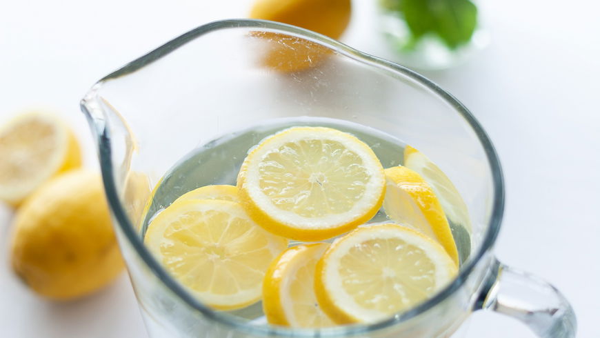 7 Tage Zitronenwasser-Diät: So funktioniert das Abnehmen mit dem Getränk