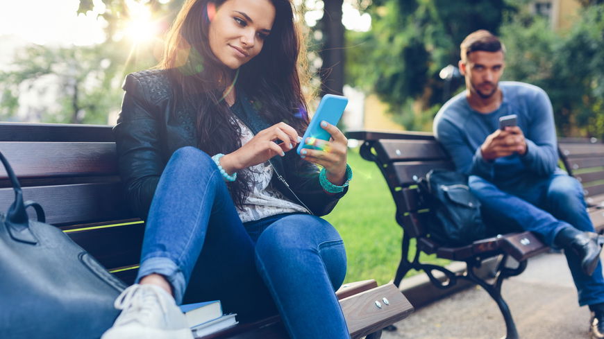 Benching: Das steckt wirklich hinter dem neuesten Dating-Trend