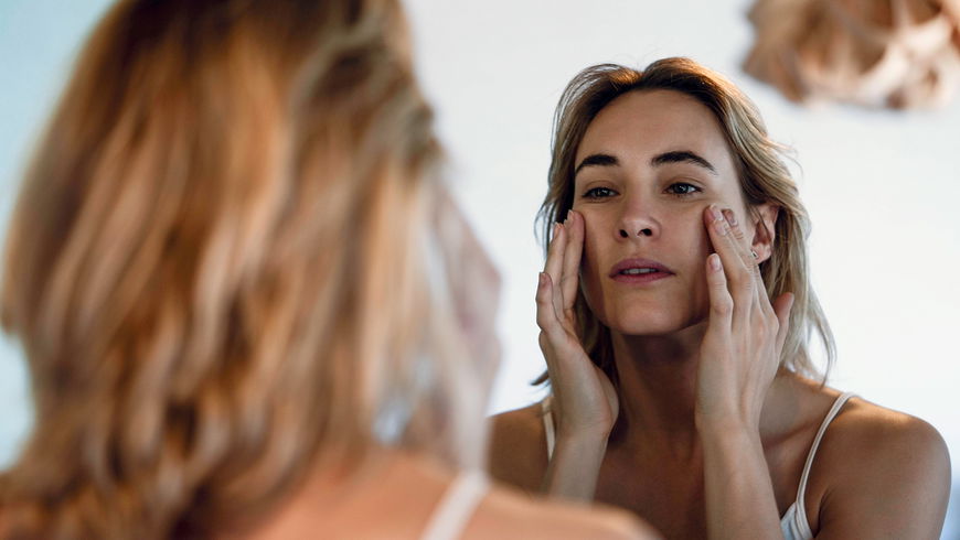 Aufgedunsenes Gesicht: Grüntee hilft gegen geschwollene Augen am Morgen