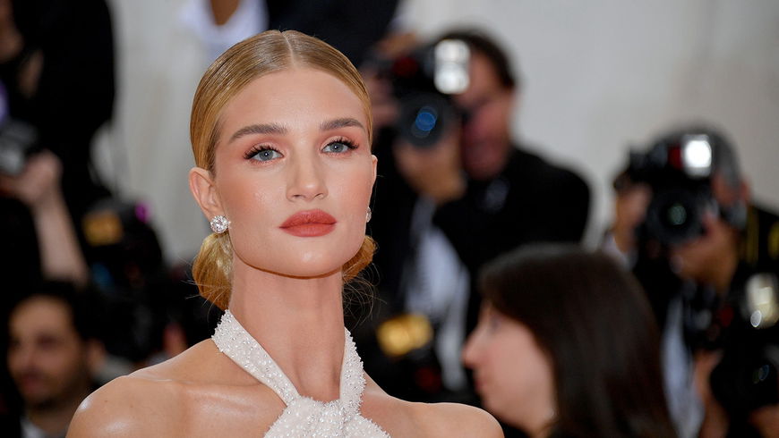 Rosie Huntington-Whiteley zeigt ihren kugelrunden Babybauch