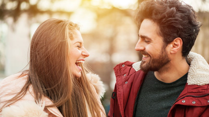 Mit diesen Frauen wollen Männer immer eine Beziehung