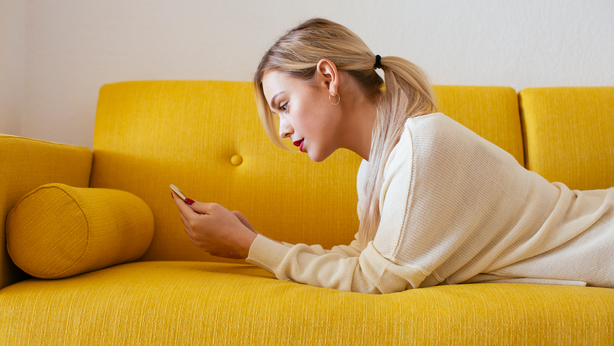 Laut Sternzeichen: Diese Frauen sind die größten Social Media-Stalker