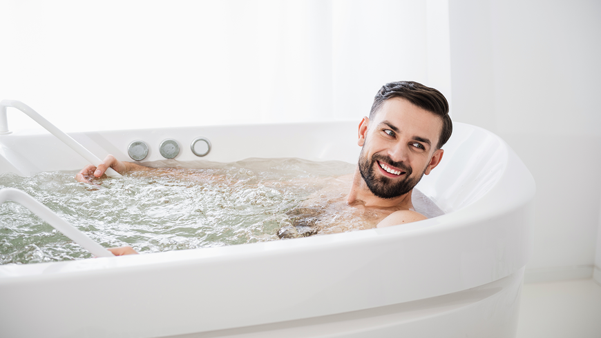 Baden: Diese ekligen Dinge tun Männer heimlich währenddessen