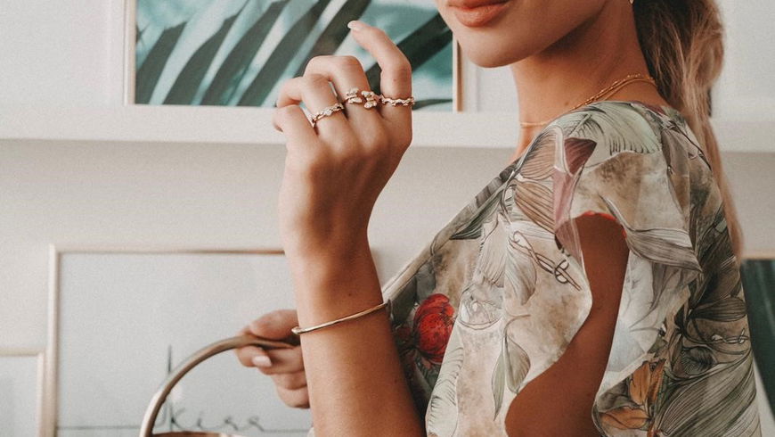 Influencerin Carmushka über ihre liebsten Schmuckstücke, Selbstliebe und ihre Zukunftspläne mit ihrem Baby