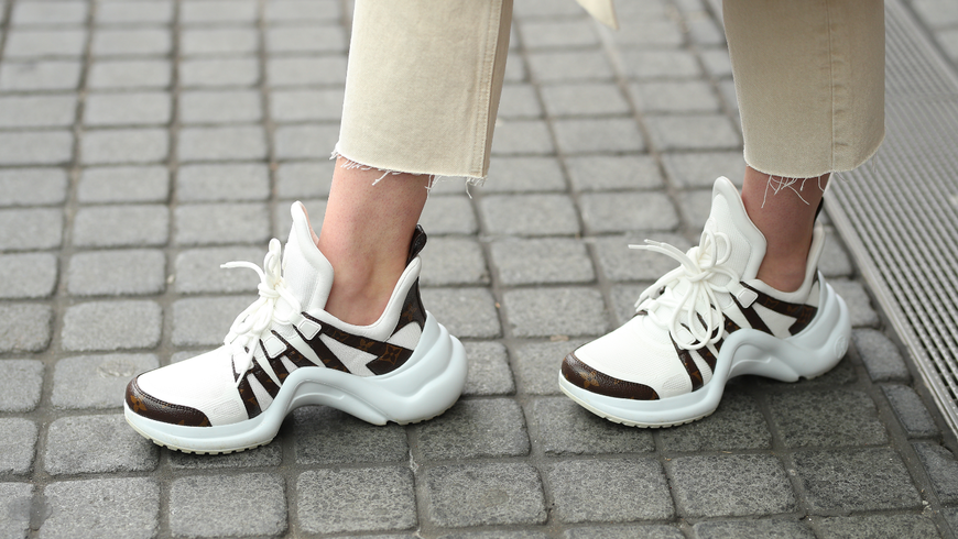Sneaker: Diese Modelle sorgen für schlanke Beine
