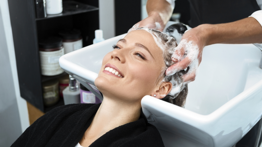 Shampoo: Dieses Produkt empfehlen Friseure für geschädigtes Haar