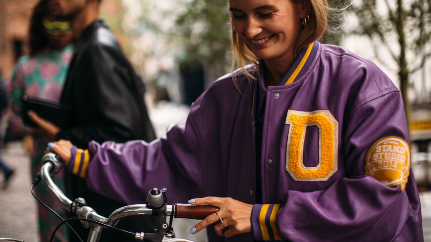 Mode-Outfits 2022: Die 5 schönsten College-Jacken für den Frühling
