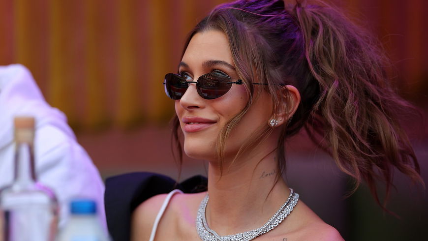 Beauty-Trends 2022: Hailey Bieber trägt den coolsten Nagel-Trend für den Frühling