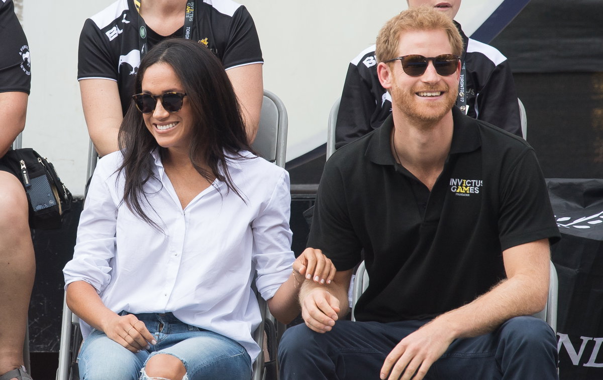 Am 25. September 2017 zeigten sich Meghan Markle und der britische Prinz Harry zum ersten Mal gemeinsam in der Öffentlichkeit. Sie besuchten Händchen haltend die von Harry ins Leben gerufenen Invictus Games, die damals in Toronto stattfanden. In zerrissener Jeans und simpler Bluse zeigte sich Meghan Markle ganz von ihrer natürlichen Seite.