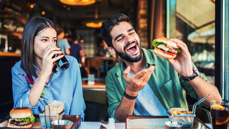Erstes Date: So erkennst du an seiner Bestellung, ob er dich attraktiv findet
