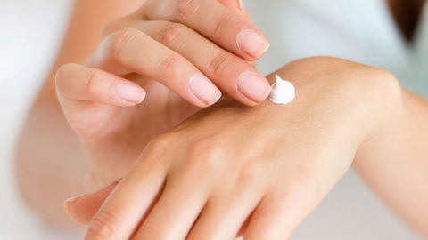 Frauen ab 40: Das ist die beste Handmaske für samtig weiche Hände
