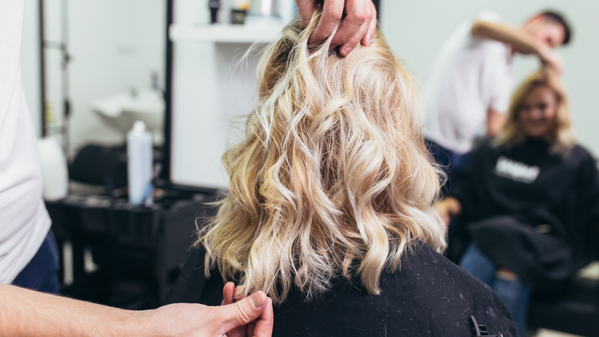 Kaputte Mähne: Diese Haarfehler schädigen eure Strähnen – laut Friseur