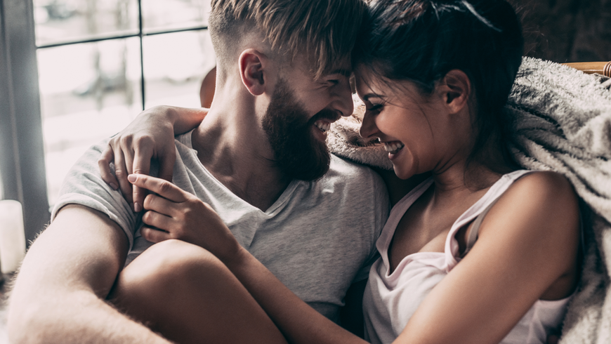 Laut Studie: Diese drei Gesichtsausdrücke bedeuten, dass er mit dir flirtet