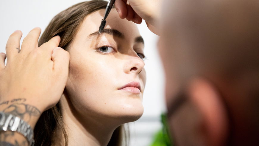 Powder Brows: Alles, was du über den Augenbrauen-Trend wissen musst