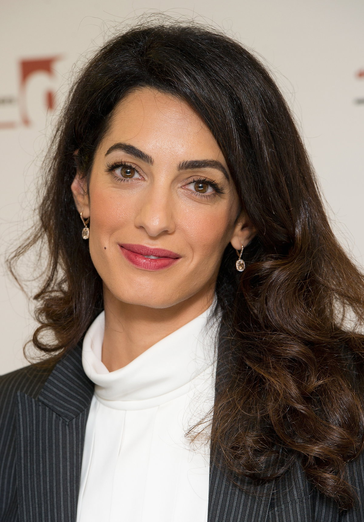 Amal Clooney auf einer Pressekonferenz 2015