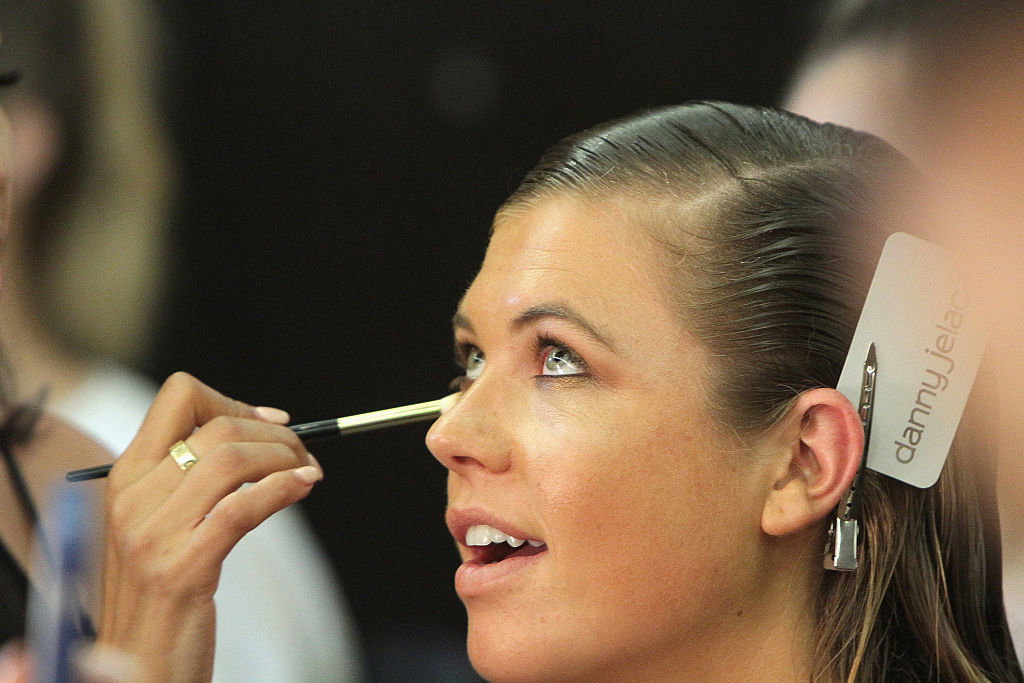 ein Model wird zur Fashion Week geschminkt